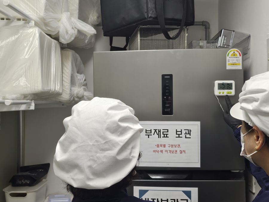 부재료 보관고를 점검하는 작업자